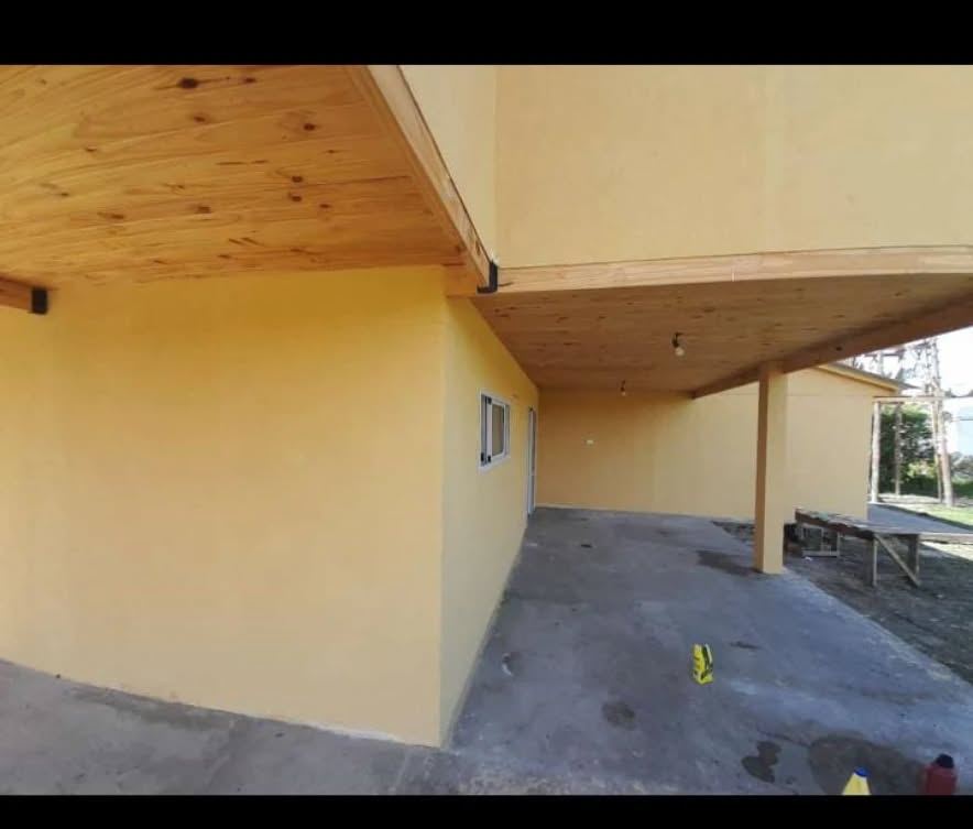 Vivienda en construcción con cubierta de madera