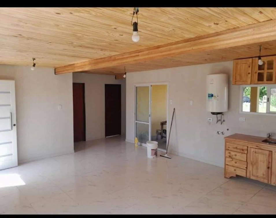 Interior terminado de vivienda con cielorraso de madera