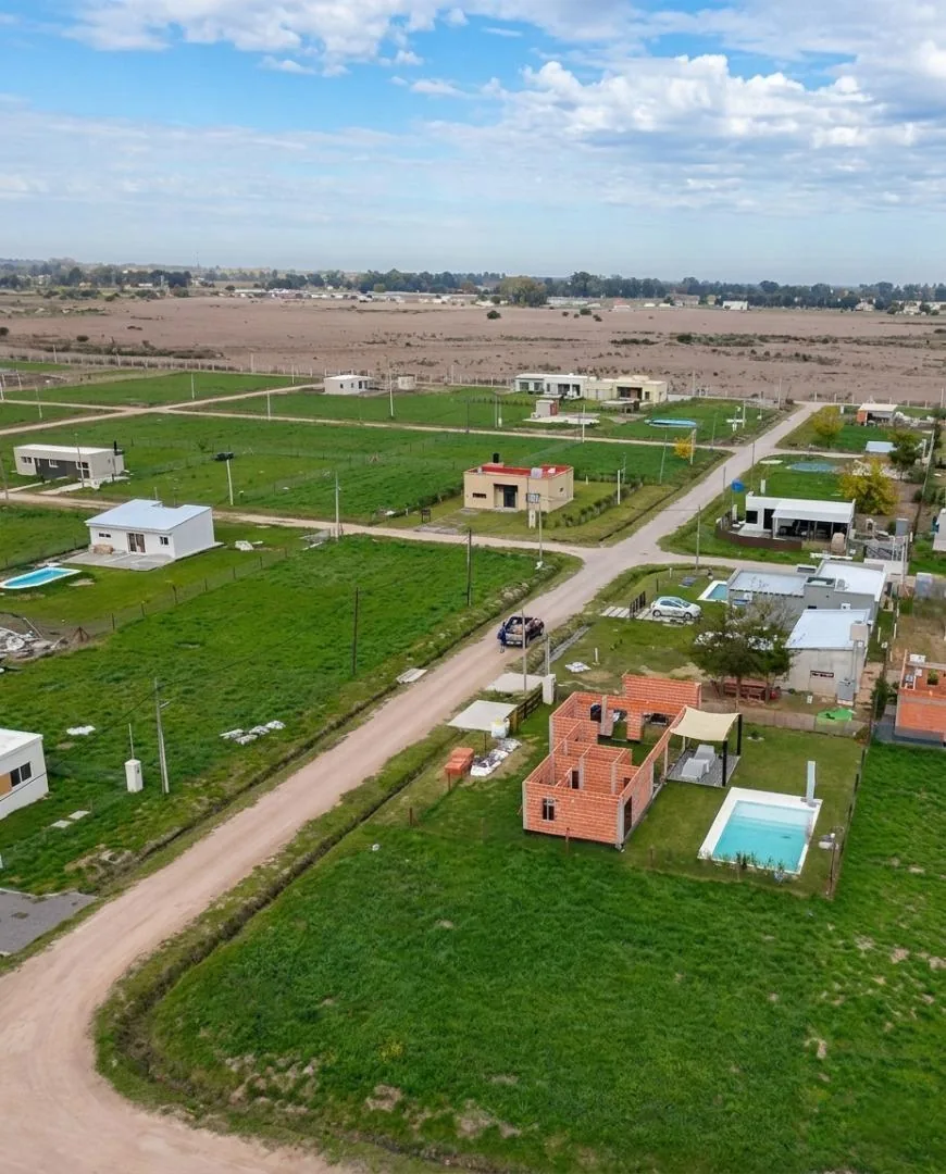Casas ya construidas en Altos de Lavalle, zona residencial consolidada
