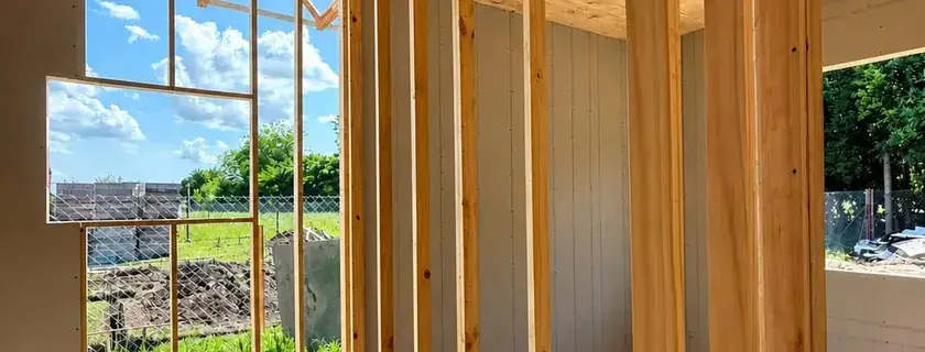 Interior de casa Wood Frame en construcción con estructura de madera de pino, Zona Sur GBA