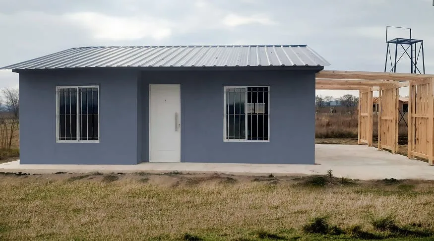 Módulo Wood Frame color gris azulado con techo metálico y estructura de ampliación en madera