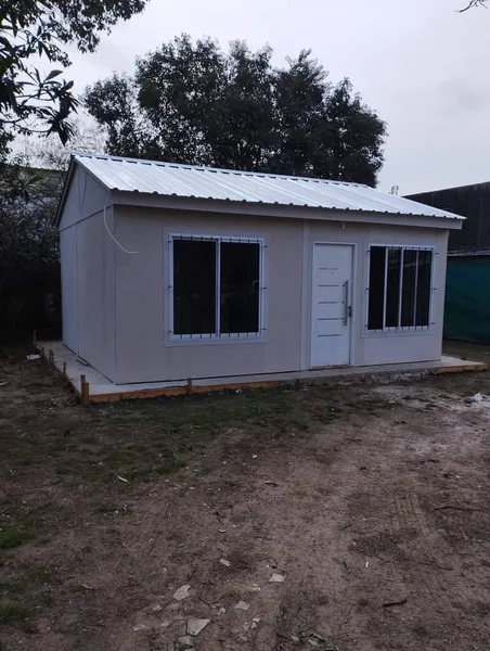 Casa Wood Frame gris claro con techo de chapa blanca recién entregada en terreno zona sur
