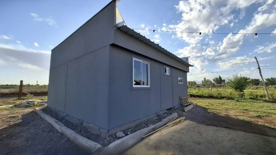Módulo Wood Frame gris oscuro con techo a un agua, construcción en seco zona pampeana