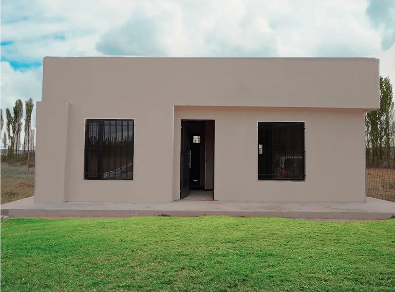 Casa Wood Frame color crema frente plano con césped, entregada llave en mano en zona sur